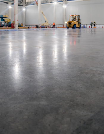 Pose résine Epoxy Travaux de revêtement de sol industriel à Marseille : quels sont les matériaux les plus couramment utilisés ?
